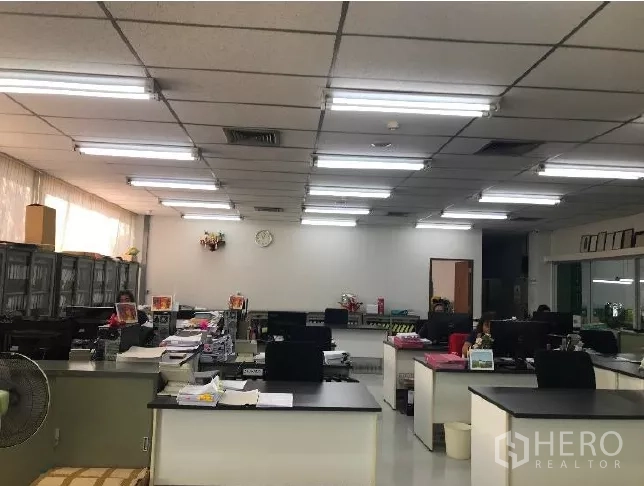 Factory for sale in Khlong Luang, Pathum Thani - Open-plan office space with desks, filing cabinets and ceiling lights.