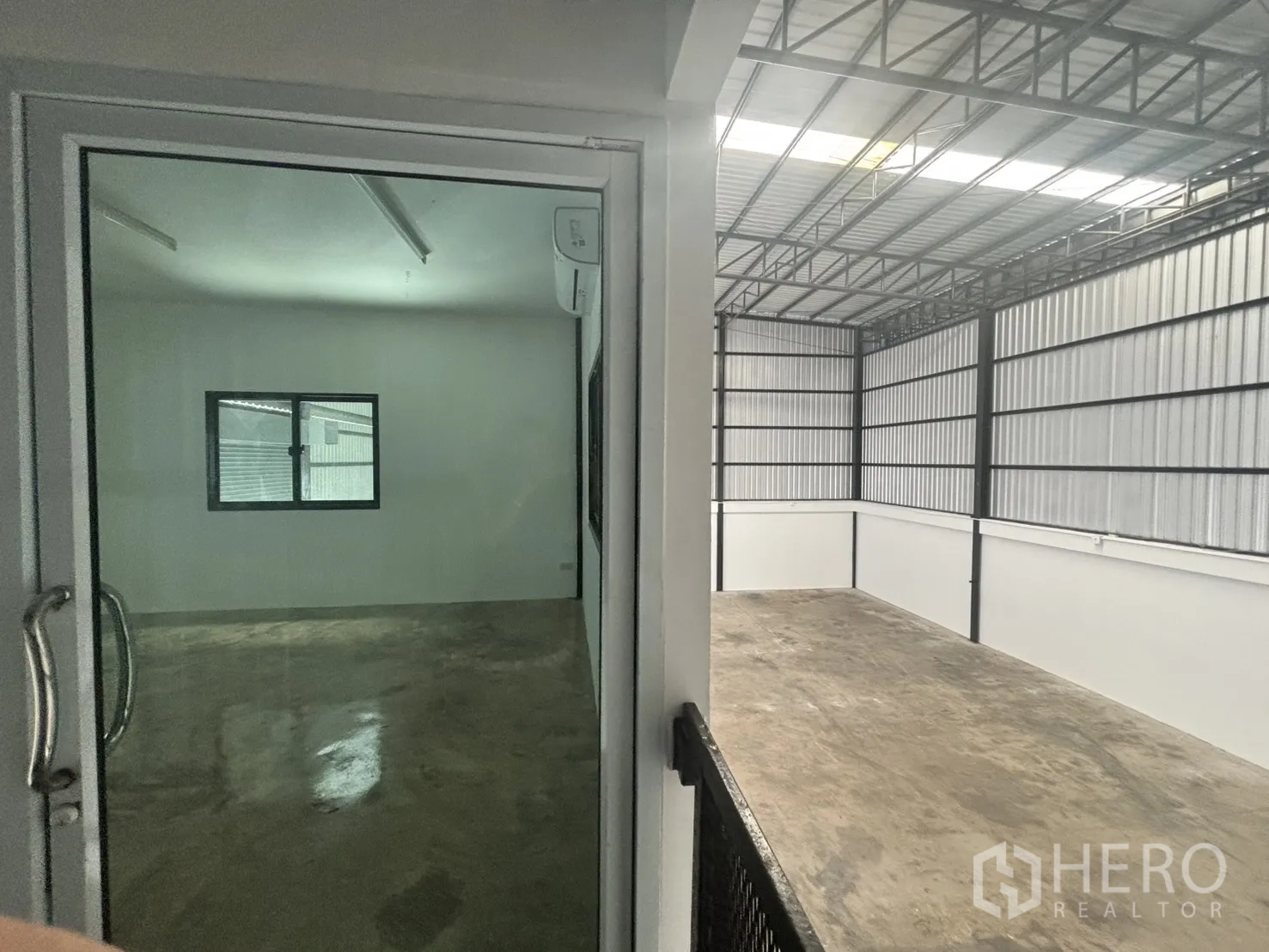 คลังสินค้า ให้เช่าในLat Krabang, Bangkok - ประตูกระจกจากออฟฟิศมองเห็นพื้นที่โกดังชั้นลอย