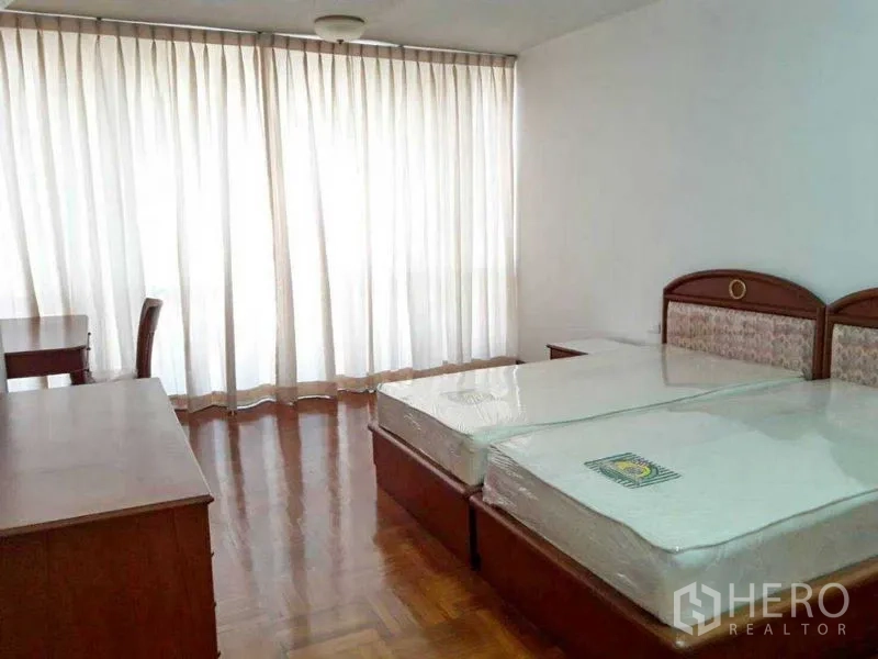 อพาร์ทเมนท์ ให้เช่าในPathum Wan, Bangkok - ห้องนอนที่สาม เตียงคู่ โต๊ะทำงาน และผ้าม่านทึบเต็มความสูงหน้าต่าง