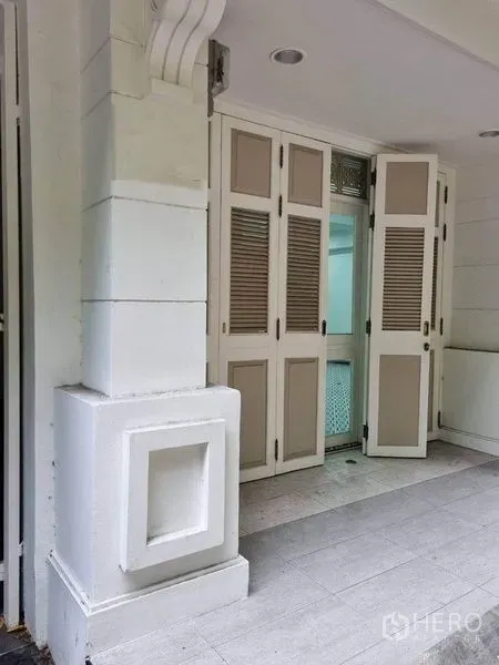 อาคารพาณิชย์ ให้เช่าในBang Rak, Bangkok - ทางเข้าอาคารพาณิชย์ ประตูบานเฟี้ยมลอนคู่สไตล์คลาสสิกและเสาตกแต่ง