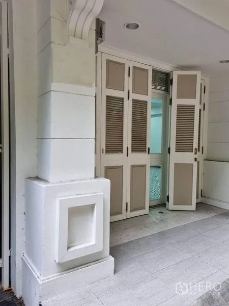 อาคารพาณิชย์ ให้เช่าในBang Rak, Bangkok - ทางเข้าอาคารพาณิชย์ ประตูบานเฟี้ยมลอนคู่สไตล์คลาสสิกและเสาตกแต่ง