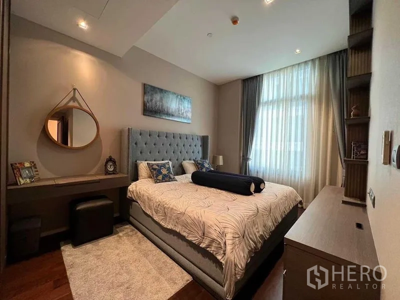 คอนโด ให้เช่าในWatthana, Bangkok - ห้องนอนโทนอุ่น เตียงบุผ้านุ่ม โต๊ะเครื่องแป้งและกระจก พร้อมหน้าต่างบานใหญ่ติดผ้าม่าน