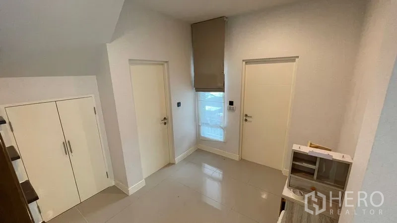 บ้าน ให้เช่าในBang Kapi, Bangkok - โถงชั้นล่าง มีตู้เก็บของใต้บันได และประตูสองบาน