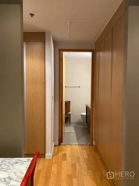 คอนโด ให้เช่าในKhlong Toei, Bangkok - โถงทางเดินพร้อมตู้เก็บของบิลท์อิน เชื่อมไปยังห้องน้ำ