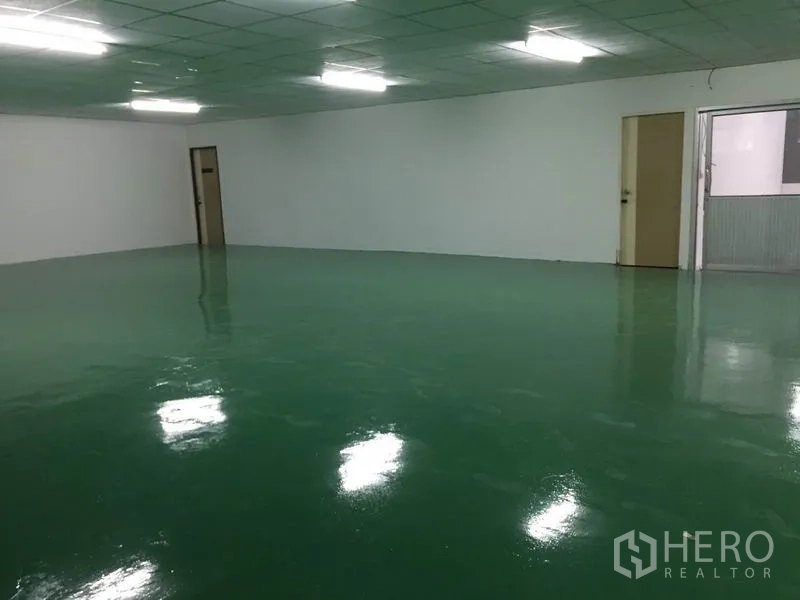 โรงงาน ให้เช่าในLam Luk Ka, Pathum Thani - ห้องคลีนรูมกว้าง พื้นอีพ็อกซี่เงางาม มีประตูหลายบานและไฟสว่างทั่ว