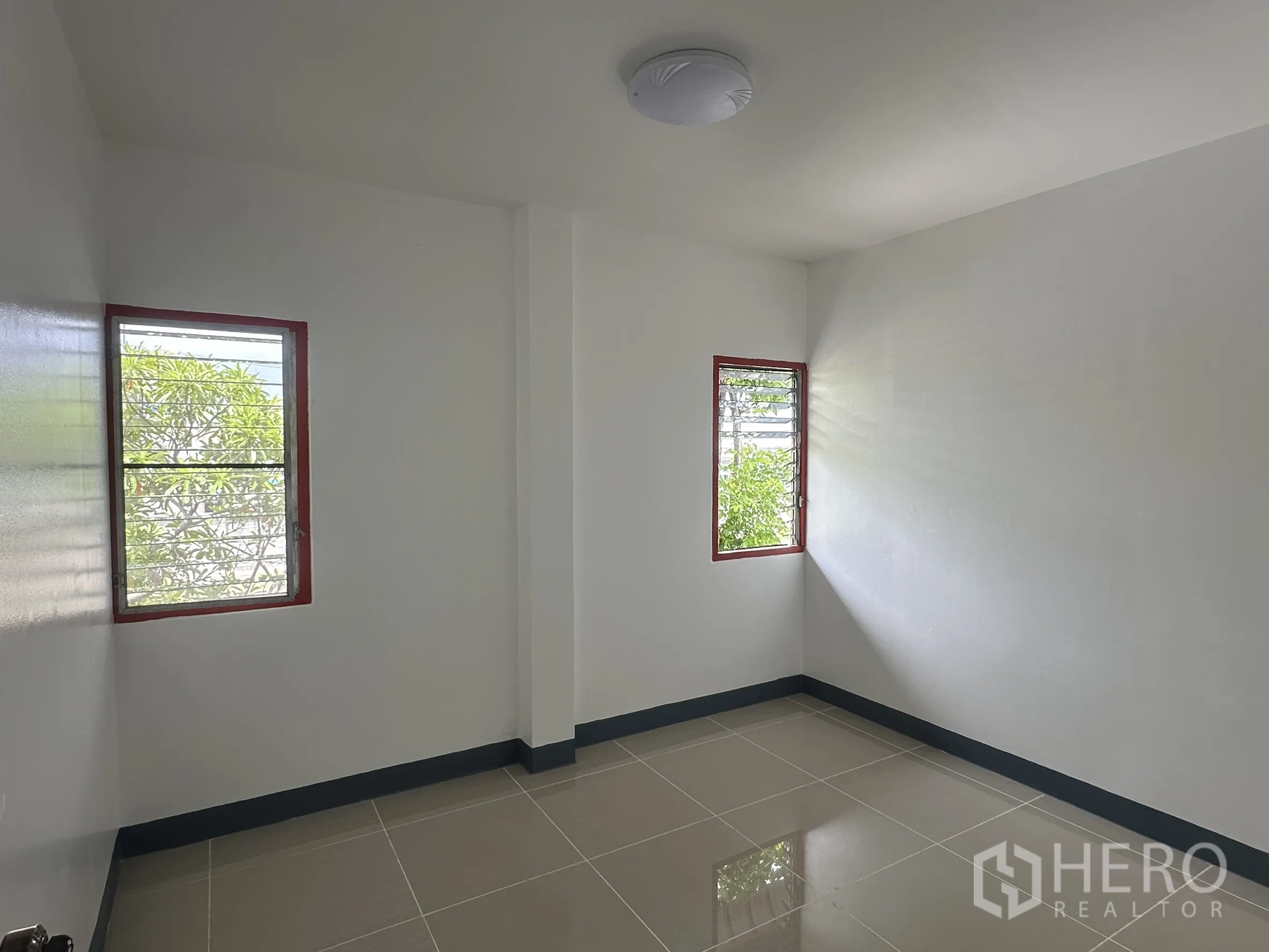 Land for rent in Wang Noi, Phra Nakhon Si Ayutthaya - Small office room with tiled floor and two windows bringing in light.