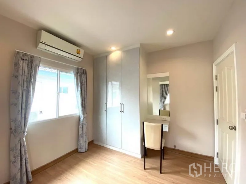 บ้าน ให้เช่าในSuan Luang, Bangkok - ห้องนอนที่สามมีตู้เสื้อผ้าบิวท์อิน หน้าต่าง แอร์ และโต๊ะเครื่องแป้ง