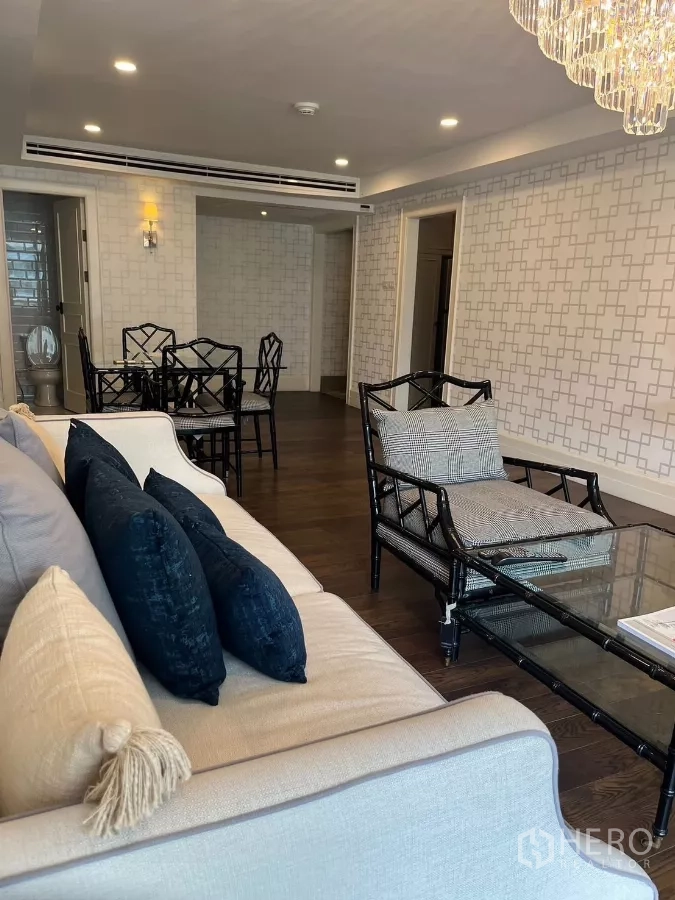 公寓 出租在Pathum Wan, Bangkok - 沙发与躺椅对望餐桌，嵌灯与中央空调顶置。