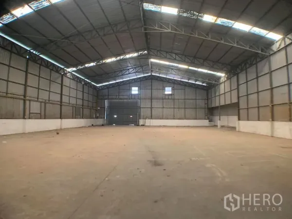 货栈 出租在Lak Si, Bangkok - 仓库内部宽敞，高挑钢结构，带天窗与大型卷帘门