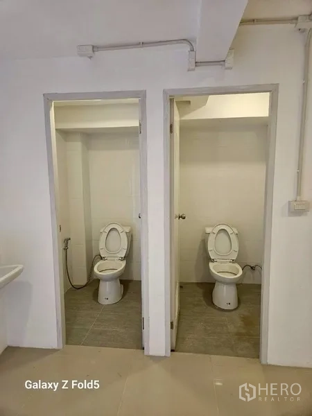 พื้นที่ขายปลีก ให้เช่า - ห้องน้ำแยก 2 ห้องภายในยูนิต พร้อมโถสุขภัณฑ์และสายชำระ