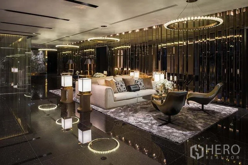 คอนโด ให้เช่าในKhlong San, Bangkok - ล็อบบี้หรู โคมไฟทรงวงกลม ผนังกระจก และโซฟานุ่ม