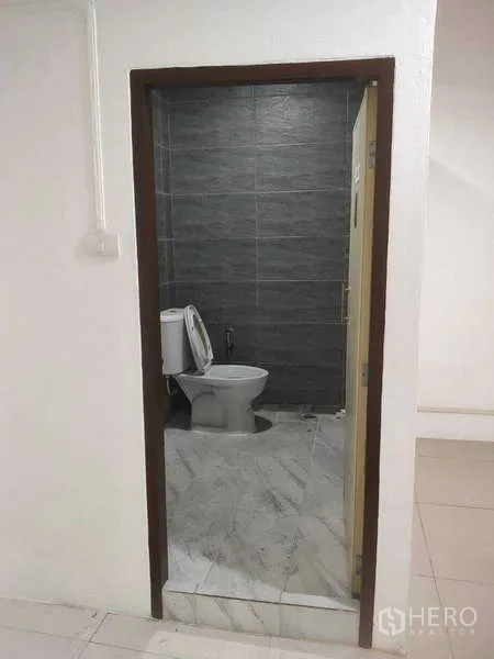 店屋 出售在Phra Khanong, Bangkok - 翻新卫生间，灰色墙砖与坐便器。