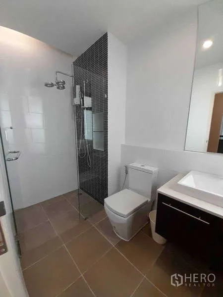 ทาวน์เฮาส์ ให้เช่าในKhlong Toei, Bangkok - ห้องน้ำโมเดิร์นพร้อมฝักบัวแบบวอล์กอินและโถสุขภัณฑ์