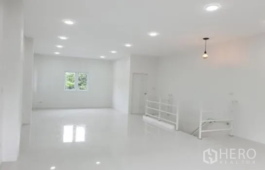 คลังสินค้า ให้เช่าในPrawet, Bangkok - พื้นที่ทำงานขนาดใหญ่ ไฟเพดานหลายดวง พร้อมหน้าต่างและราวกันตก