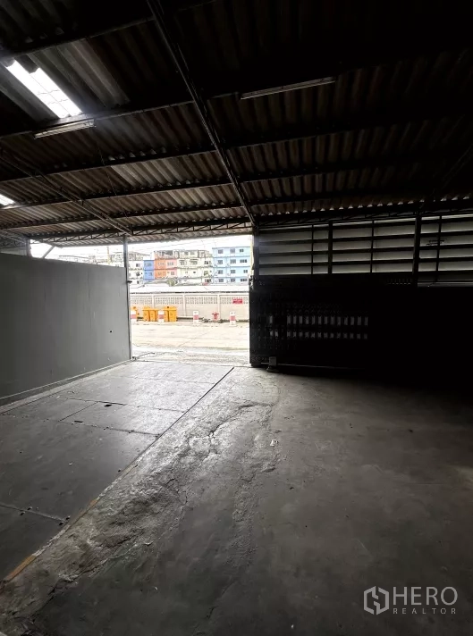 โรงงาน ให้เช่าในBang Phli, Samut Prakan - มุมมองจากลานโหลดออกสู่ถนนผ่านช่องเปิดขนาดใหญ่