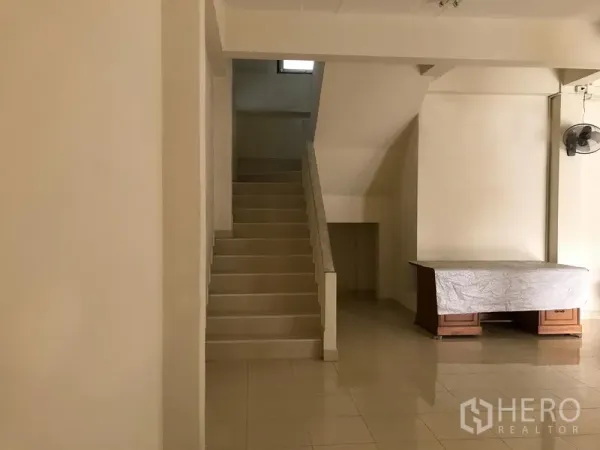 คลังสินค้า ให้เช่าในWatthana, Bangkok - บันไดภายในโกดังขึ้นชั้นบน ข้างพื้นที่ทำงานโล่ง