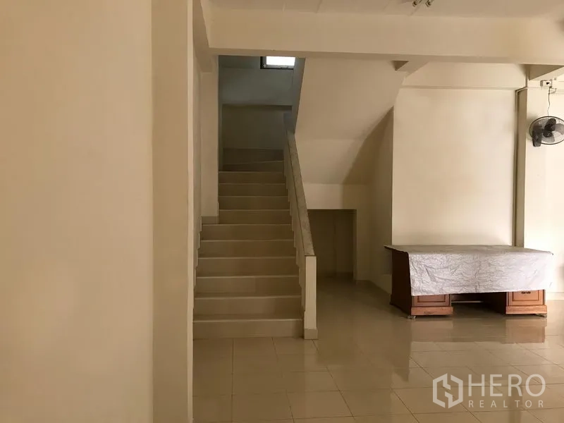 คลังสินค้า ให้เช่าในWatthana, Bangkok - บันไดภายในโกดังขึ้นชั้นบน ข้างพื้นที่ทำงานโล่ง