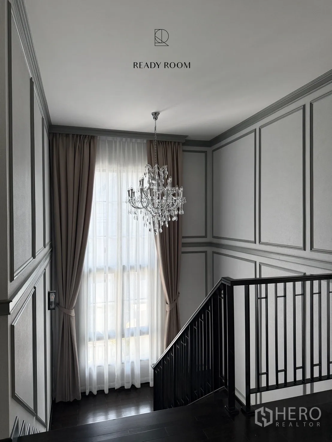 บ้าน ให้เช่าหรือขายในBang Phli, Samut Prakan - โถงบันไดราวเหล็ก หน้าต่างสูงพร้อมผ้าม่าน และโคมระย้าแขวน