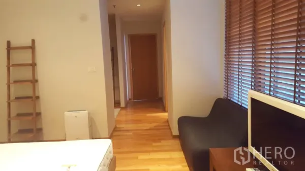 公寓 出租或出售在Khlong Toei, Bangkok - 卧室一角，百叶窗、走廊和电视柜。