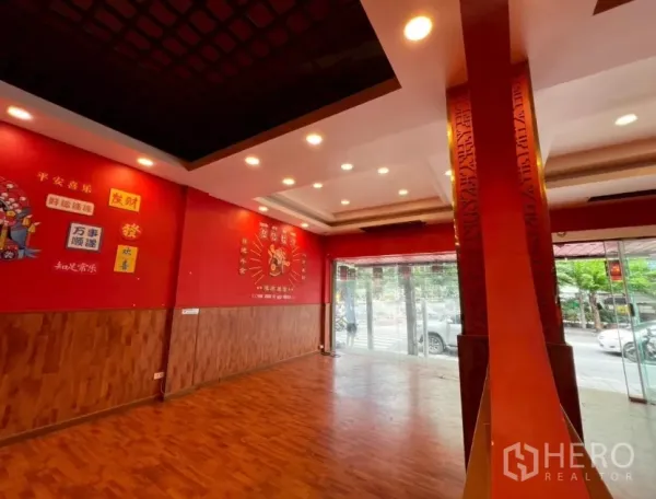 อาคารพาณิชย์ ให้เช่าในWatthana, Bangkok - มุมหน้าร้านกระจกเต็มบาน พร้อมไฟดาวน์ไลท์