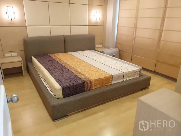 คอนโด ให้เช่าในWatthana, Bangkok - ห้องนอนสไตล์อบอุ่น เตียงบุนวม ผนังตกแต่งแผ่นพาเนล ไฟกิ่งนุ่ม และม่านเต็มบาน