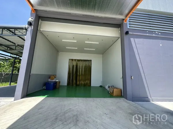 โรงงาน ขายในLam Luk Ka, Pathum Thani - ห้องโหลดสินค้าสะอาด มีทางลาดและม่านใสสีเหลือง.