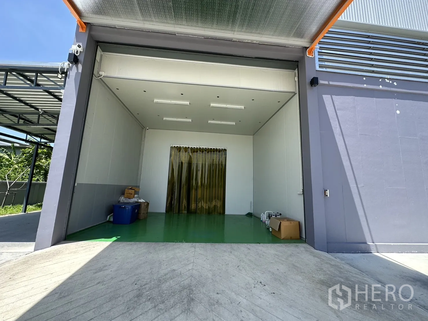 โรงงาน ขายในLam Luk Ka, Pathum Thani - ห้องโหลดสินค้าสะอาด มีทางลาดและม่านใสสีเหลือง.