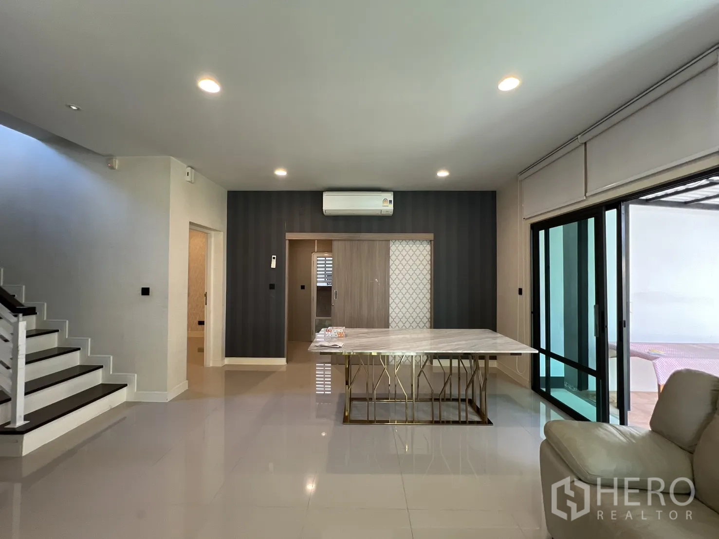 独立式住宅 出售在Bang Kapi, Bangkok - 一层开放空间，岛台与露台相连。