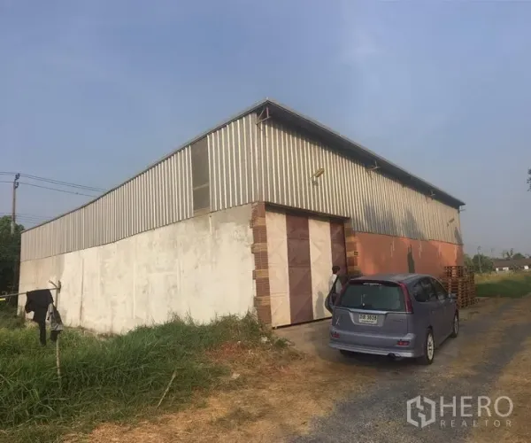 คลังสินค้า ให้เช่าในNong Chok, Bangkok - ภายนอกโกดังผนังเมทัลชีท ประตูบานเลื่อนขนาดใหญ่ ทางเข้า-ออกสะดวก