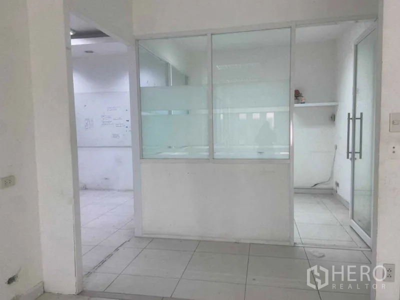 Office Space for rent in Saphan Sung, Bangkok - Interior office area with glass-partitioned room and white tiled floors