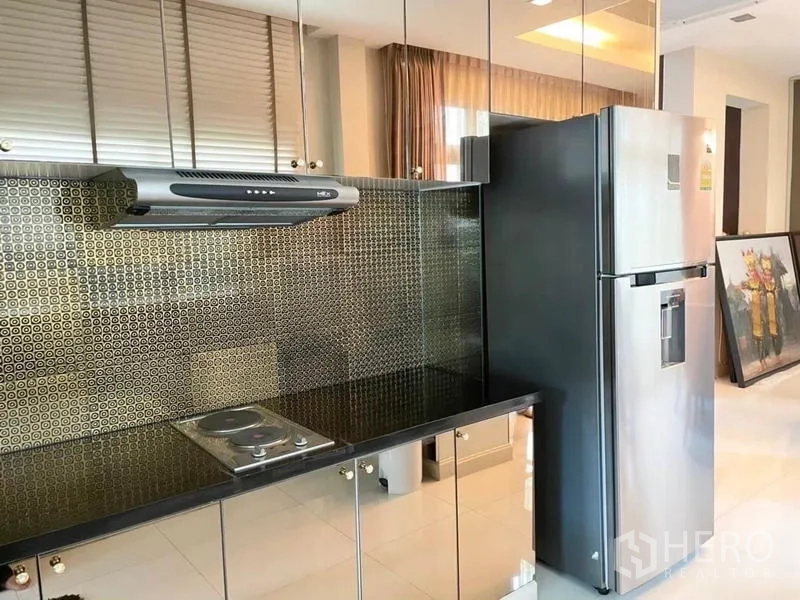 บ้าน ขายในLat Krabang, Bangkok - เคาน์เตอร์ครัวพร้อมเตา ฮูด และตู้กระจกบานเงาเก็บของ