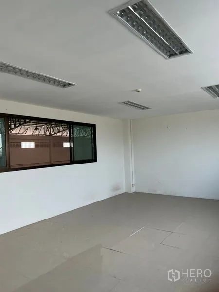 คลังสินค้า ให้เช่าในLat Krabang, Bangkok - ห้องสำนักงานเรียบง่าย มีหน้าต่างมองเห็นโกดังและไฟฟลูออเรสเซนต์