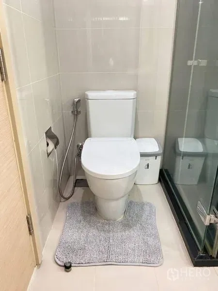 คอนโด ให้เช่าในWatthana, Bangkok - โถสุขภัณฑ์ข้างตู้ชาวเวอร์ กระเบื้องโทนอ่อน