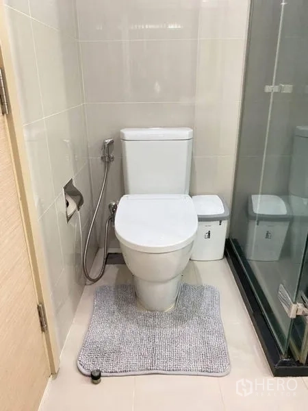 คอนโด ให้เช่าในWatthana, Bangkok - โถสุขภัณฑ์ข้างตู้ชาวเวอร์ กระเบื้องโทนอ่อน