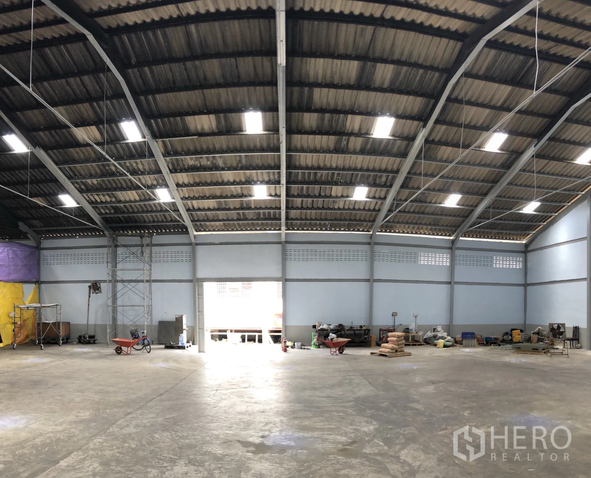 โรงงาน for rent in Mueang Samut Prakan, Samut Prakan - พื้นที่คลังสินค้าแบบโล่ง มีอุปกรณ์งานและแสงธรรมชาติจากประตูบานกว้าง