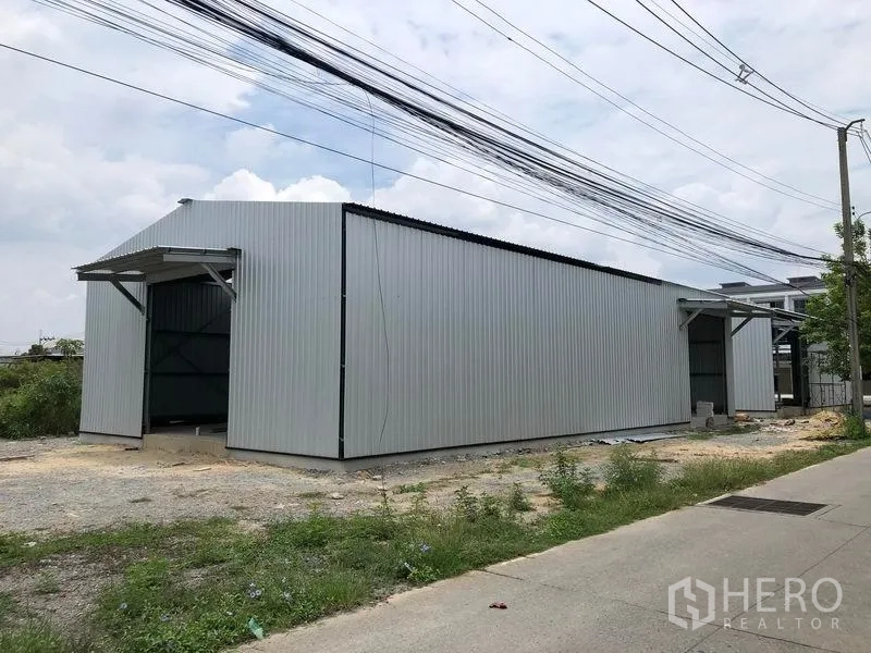 คลังสินค้า ให้เช่าในBang Yai, Nonthaburi - มุมมองด้านข้างโกดังผนังเมทัลชีท ยาว พร้อมทางเข้า 2 จุด ติดถนนท้องถิ่น