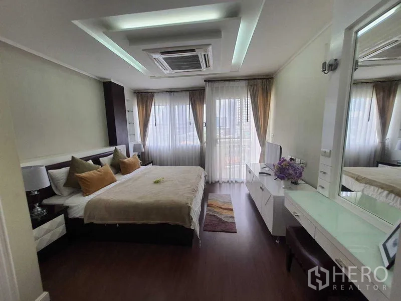 房间 出租在Watthana, Bangkok - 主卧带阳台门、梳妆台与吊顶嵌入式空调