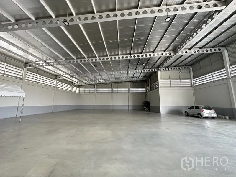 โรงงาน ให้เช่าหรือขายในLam Luk Ka, Pathum Thani - โกดังเพดานสูง หลังคาเมทัลชีทบุฉนวน และคานเหล็กเจาะรู