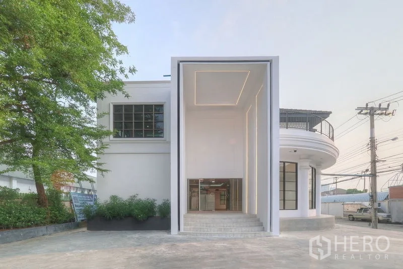 办公空间 出租在Bang Na, Bangkok - 曼谷邦纳区现代白色办公楼，双层挑高入口与线性灯光，靠近BTS Bearing。