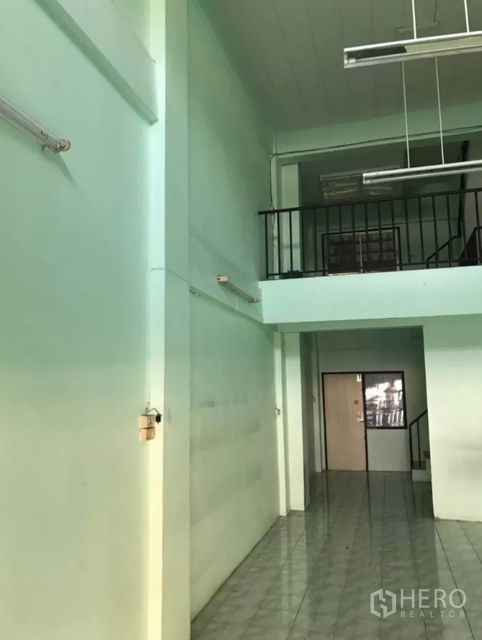 อาคารพาณิชย์ ให้เช่าในSuan Luang, Bangkok - พื้นที่ร้านเพดานสูง เห็นราวชั้นลอยและโคมไฟฟลูออเรสเซนต์