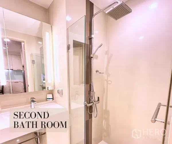 คอนโด ให้เช่าในWatthana, Bangkok - ห้องน้ำที่สองสว่างพร้อมตู้กระจกและฝักบัวเรนชาวเวอร์