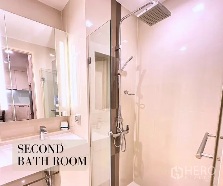 คอนโด ให้เช่าในWatthana, Bangkok - ห้องน้ำที่สองสว่างพร้อมตู้กระจกและฝักบัวเรนชาวเวอร์