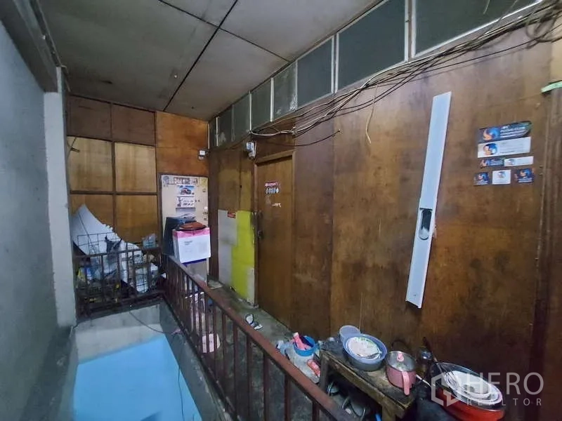 ทาวน์เฮาส์ ให้เช่า - ชานบันไดราวเหล็ก มีผนังไม้กั้นห้อง เหมาะทำออฟฟิศหรือเก็บของ