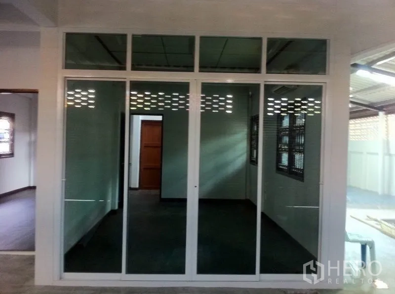 คลังสินค้า ให้เช่าในLam Luk Ka, Pathum Thani - ห้องสำนักงานกั้นกระจก ประตูบานเลื่อน พร้อมเครื่องปรับอากาศ