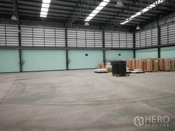 โรงงาน ขายในBang Lamung, Chon Buri - มุมมองพื้นที่ผลิตพร้อมบานเกล็ดระบายอากาศและพื้นคอนกรีตเรียบ