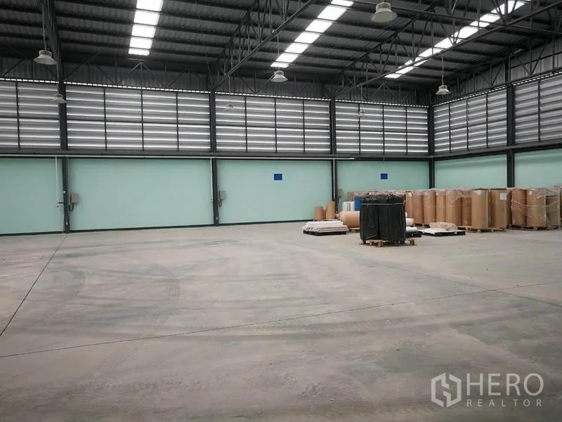 โรงงาน ขายในBang Lamung, Chon Buri - มุมมองพื้นที่ผลิตพร้อมบานเกล็ดระบายอากาศและพื้นคอนกรีตเรียบ