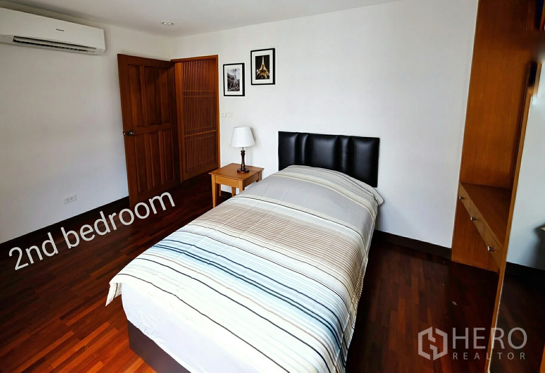 คอนโด ให้เช่าในWatthana, Bangkok - ห้องนอนที่สอง พื้นไม้ เตียงเดี่ยว เครื่องปรับอากาศ และตู้เก็บของบิวท์อิน