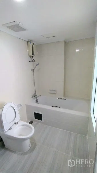 คอนโด ให้เช่าในWatthana, Bangkok - ห้องน้ำพร้อมอ่างอาบน้ำ ชุดฝักบัว และผนังไทล์โทนสว่าง