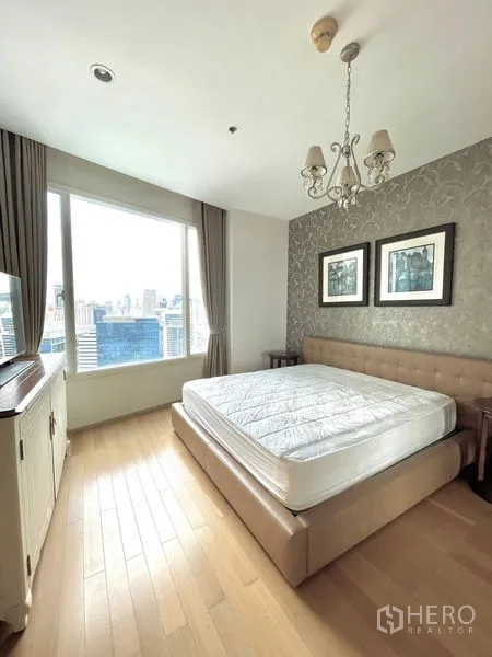 คอนโด ให้เช่าในWatthana, Bangkok - ห้องนอนสว่างเตียงบุนวม โคมระย้า และหน้าต่างวิวเมือง