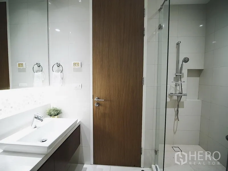 คอนโด ให้เช่าในKhlong Toei, Bangkok - ห้องน้ำที่สอง มีตู้กระจกกั้นอาบน้ำฝักบัว และเคาน์เตอร์อ่างล้างหน้า